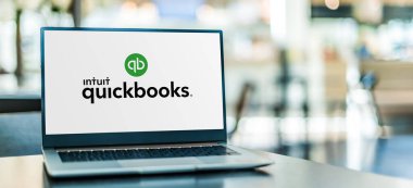 POZNAN, POL - SEP 23, 2020: QuickBooks 'un logosunu gösteren dizüstü bilgisayar, Intuit tarafından geliştirilen ve pazarlanan bir muhasebe yazılım paketi