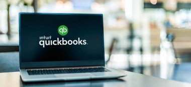 POZNAN, POL - SEP 23, 2020: QuickBooks 'un logosunu gösteren dizüstü bilgisayar, Intuit tarafından geliştirilen ve pazarlanan bir muhasebe yazılım paketi