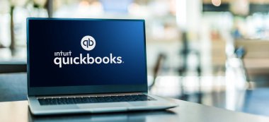 POZNAN, POL - SEP 23, 2020: QuickBooks 'un logosunu gösteren dizüstü bilgisayar, Intuit tarafından geliştirilen ve pazarlanan bir muhasebe yazılım paketi