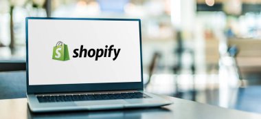 POZNAN, POL - SEP 23, 2020: Merkezi Ottawa, Ontario 'da bulunan Kanadalı çokuluslu bir e-ticaret şirketi olan Shopify Inc.' in logosunu gösteren dizüstü bilgisayar