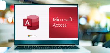 POZNAN, POL - 12 DEC 2021: Microsoft 'tan bir veritabanı yönetim sistemi olan Microsoft Access' in logosunu gösteren dizüstü bilgisayar