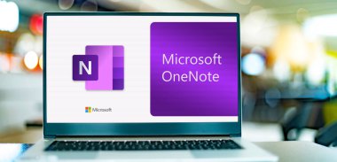 POZNAN, POL - 12 DEC 2021: Microsoft tarafından geliştirilen Office aile yazılımı ve hizmetlerinin bir parçası olan Microsoft OneNote programının logosunu gösteren dizüstü bilgisayar