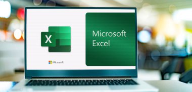 POZNAN, POL - DEC 12, 2021: Microsoft Excel 'in dizüstü bilgisayarı, Windows, MacOS, Android ve iOS için Microsoft tarafından geliştirilen bir hesap tablosu
