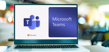 POZNAN, POL - 12 DEC 2021: Microsoft Ekiplerinin logosunu gösteren dizüstü bilgisayar, birleşik bir iletişim ve işbirliği platformu