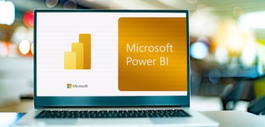 POZNAN, POL - 12 DEC 2021: Microsoft 'un bir iş analizi servisi olan Power BI' ın logosunu gösteren dizüstü bilgisayar