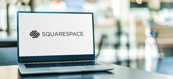 Poznan Pol Sep 2020 Computadora Portátil Que Muestra Logotipo Squarespace —  Fotos de Stock