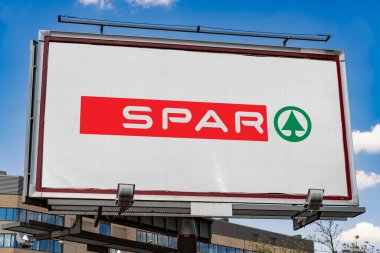 POZNAN, POL - 1 Mayıs 2022: SPAR 'ın amblemini gösteren reklam panosu, Hollanda' nın bağımsız olarak işletilen ve perakende satış yapan çok uluslu bayiliği