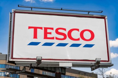 POZNAN, POL - 1 Mayıs 2022: Tesco 'nun logosunu gösteren reklam panosu, çok uluslu bir market ve genel ürün perakendecisi Welwyn Garden City, Hertfordshire, Engl.