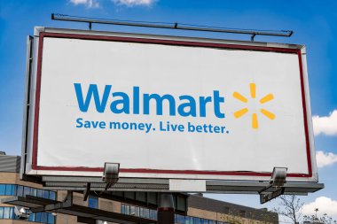 POZNAN, POL - 1 Mayıs 2022: Bentonville, Arkansas merkezli çok uluslu bir perakende satış şirketi olan Walmart Inc. 'in logosunu gösteren reklam panosu