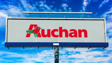 POZNAN, POL - 1 Mayıs 2022: Fransa 'nın Croix kentindeki Fransız çokuluslu perakende grubu Auchan' ın logosunu gösteren reklam panosu