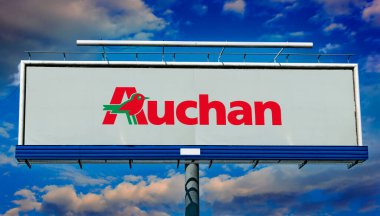 POZNAN, POL - 1 Mayıs 2022: Fransa 'nın Croix kentindeki Fransız çokuluslu perakende grubu Auchan' ın logosunu gösteren reklam panosu