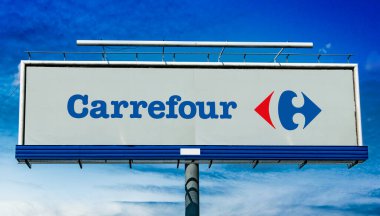 POZNAN, POL - 1 Mayıs 2022: Reklam panosunda Carrefour 'un logosu gösteriliyor.