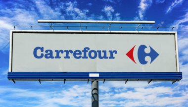 POZNAN, POL - 1 Mayıs 2022: Reklam panosunda Carrefour 'un logosu gösteriliyor.