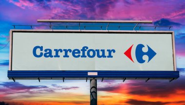 POZNAN, POL - 1 Mayıs 2022: Reklam panosunda Carrefour 'un logosu gösteriliyor.