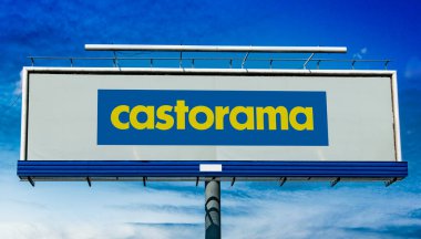 POZNAN, POL - 1 Mayıs 2022: Fransız DIY perakendecisi Castorama 'nın logosunu ve ev geliştirme araç ve gereçlerini gösteren reklam panosu
