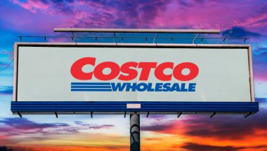 POZNAN, POL - 1 Mayıs 2022: Reklam panosu Costco 'nun logosunu gösteriyor, sadece üyeliğe özel depo kulüpleri zinciri işleten bir Amerikan şirketi.