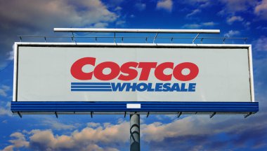 POZNAN, POL - 1 Mayıs 2022: Reklam panosu Costco 'nun logosunu gösteriyor, sadece üyeliğe özel depo kulüpleri zinciri işleten bir Amerikan şirketi.