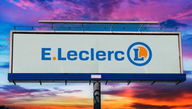 POZNAN, POL - 1 Mayıs 2022: Merkezi Ivry-sur-Seine 'de bulunan Fransız kooperatif toplum ve hipermarket zinciri E.Leclerc' in logosunu gösteren reklam panosu