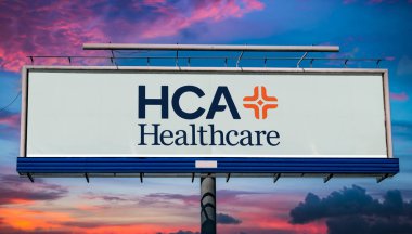 POZNAN, POL - 1 Mayıs 2022: 1968 'de Nashville, Tennessee, ABD' de kurulan kar amacı güden sağlık tesisleri işletmecisi HCA Sağlık Hizmetleri logosunu gösteren reklam panosu