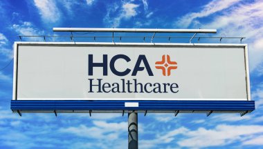 POZNAN, POL - 1 Mayıs 2022: 1968 'de Nashville, Tennessee, ABD' de kurulan kar amacı güden sağlık tesisleri işletmecisi HCA Sağlık Hizmetleri logosunu gösteren reklam panosu