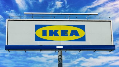 POZNAN, POL - 1 Mayıs 2022: Mobilya, mutfak gereçleri ve ev aksesuarları tasarlayan ve satan çok uluslu bir grup olan IKEA 'nın logosunu gösteren reklam panosu