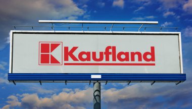 POZNAN, POL - 1 Mayıs 2022: Schwarz Gruppe 'un bir parçası olan Alman hipermarket zinciri Kaufland' in logosunu gösteren reklam panosu