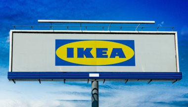 POZNAN, POL - 1 Mayıs 2022: Mobilya, mutfak gereçleri ve ev aksesuarları tasarlayan ve satan çok uluslu bir grup olan IKEA 'nın logosunu gösteren reklam panosu