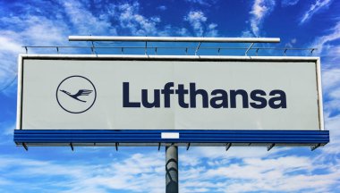 POZNAN, POL - 1 Mayıs 2022: Köln merkezli ve en büyük Alman havayolu şirketi Lufthansa 'nın logosunu gösteren reklam panosu