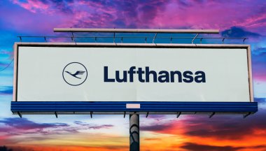 POZNAN, POL - 1 Mayıs 2022: Köln merkezli ve en büyük Alman havayolu şirketi Lufthansa 'nın logosunu gösteren reklam panosu