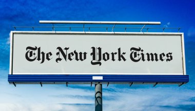 POZNAN, POL - 1 Mayıs 2022: New York 'ta 1851' de kurulan bir Amerikan gazetesi olan The New York Times 'ın logosunu gösteren reklam panosu
