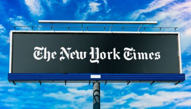 POZNAN, POL - 1 Mayıs 2022: New York 'ta 1851' de kurulan bir Amerikan gazetesi olan The New York Times 'ın logosunu gösteren reklam panosu