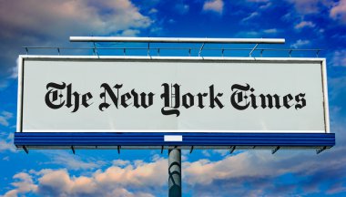 POZNAN, POL - 1 Mayıs 2022: New York 'ta 1851' de kurulan bir Amerikan gazetesi olan The New York Times 'ın logosunu gösteren reklam panosu