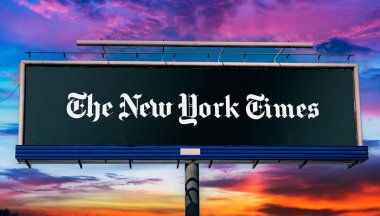 POZNAN, POL - 1 Mayıs 2022: New York 'ta 1851' de kurulan bir Amerikan gazetesi olan The New York Times 'ın logosunu gösteren reklam panosu