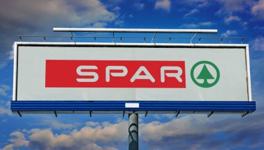 POZNAN, POL - 1 Mayıs 2022: SPAR 'ın amblemini gösteren reklam panosu, Hollanda' nın bağımsız olarak işletilen ve perakende satış yapan çok uluslu bayiliği