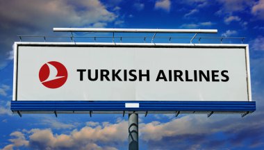 POZNAN, POL - 1 Mayıs 2022: Türkiye 'nin ulusal havayolu şirketi Türk Hava Yolları' nın logosunu gösteren reklam panosu