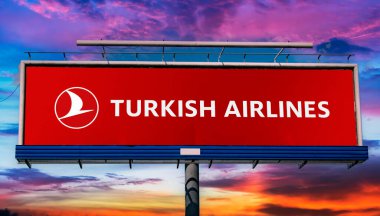 POZNAN, POL - 1 Mayıs 2022: Türkiye 'nin ulusal havayolu şirketi Türk Hava Yolları' nın logosunu gösteren reklam panosu