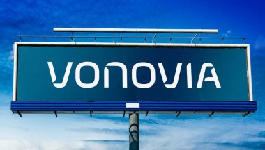 POZNAN, POL - 1 Mayıs 2022: Almanya 'nın Kuzey Ren-Vestfalya kentindeki bir Alman emlak şirketi olan Vonovia' nın logosunu gösteren reklam panosu