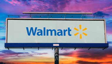 POZNAN, POL - 1 Mayıs 2022: Bentonville, Arkansas merkezli çok uluslu bir perakende satış şirketi olan Walmart Inc. 'in logosunu gösteren reklam panosu