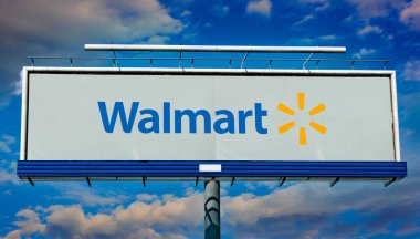 POZNAN, POL - 1 Mayıs 2022: Bentonville, Arkansas merkezli çok uluslu bir perakende satış şirketi olan Walmart Inc. 'in logosunu gösteren reklam panosu