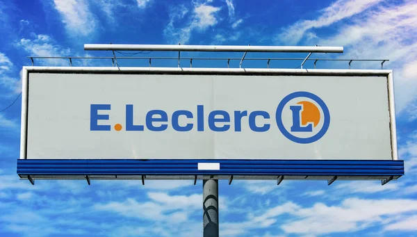 POZNAN, POL - 1 Mayıs 2022: Merkezi Ivry-sur-Seine 'de bulunan Fransız kooperatif toplum ve hipermarket zinciri E.Leclerc' in logosunu gösteren reklam panosu