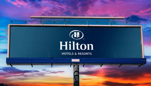 Poznan Pol Maio 2022 Anúncio Outdoor Exibindo Logotipo Hilton Hotels — Fotografia de Stock