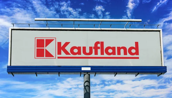 Poznan Pol May 2022 Advertisement Billboard Displaying Logo Kaufland German — Foto de Stock