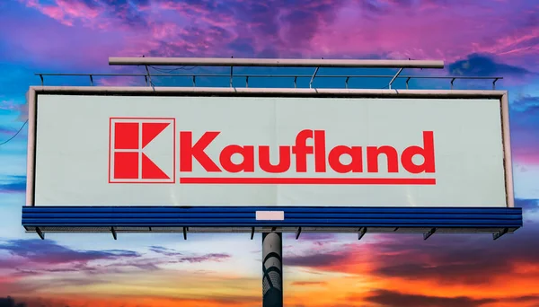 Poznan Pol Mayo 2022 Cartelera Publicitaria Que Muestra Logotipo Kaufland — Foto de Stock