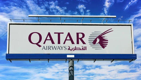 Poznan Pol Května 2022 Reklamní Billboard Logem Katar Airways Státní — Stock fotografie