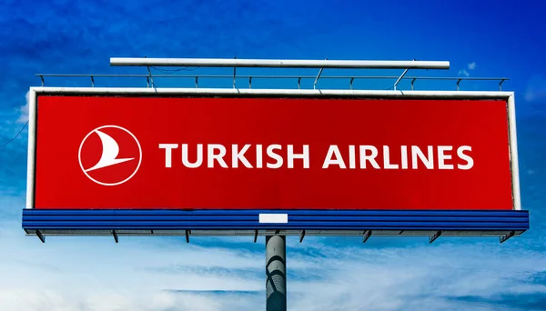 Poznan Pol May 2022 Advertisement Billboard Displaying Logo Turkish Airlines — Stockfoto