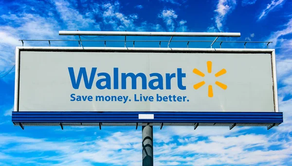 POZNAN, POL - 1 Mayıs 2022: Bentonville, Arkansas merkezli çok uluslu bir perakende satış şirketi olan Walmart Inc. 'in logosunu gösteren reklam panosu