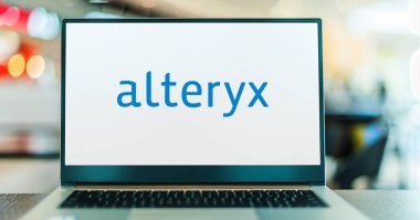 POZNAN, POL - APR 7, 2022: Bir Amerikan bilgisayar yazılım şirketi olan Alteryx 'in logosunu gösteren dizüstü bilgisayar; şirketin ürünleri veri bilimi ve analitik için kullanılır.