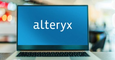 POZNAN, POL - APR 7, 2022: Bir Amerikan bilgisayar yazılım şirketi olan Alteryx 'in logosunu gösteren dizüstü bilgisayar; şirketin ürünleri veri bilimi ve analitik için kullanılır.