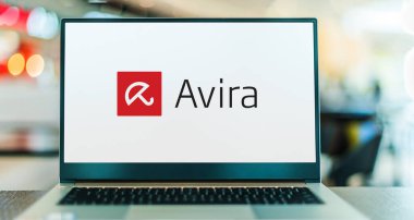 POZNAN, POL - APR 7, 2022: Avira 'nın amblemini gösteren dizüstü bilgisayar, çoğunlukla anti virüs yazılımları Avira Free Security ile bilinen çok uluslu bir bilgisayar güvenlik yazılım şirketi.