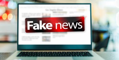 'Sahte haberler' işaretini gösteren dizüstü bilgisayar.